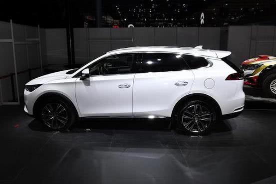 比亞迪這次的新車標絕了，比巴博斯帥氣十倍，BYD的車標絕跡了