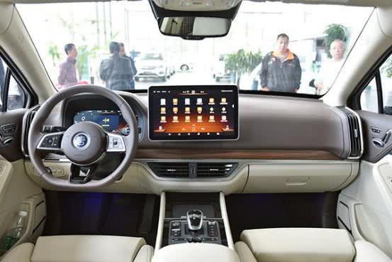 比亞迪這次的新車標絕了，比巴博斯帥氣十倍，BYD的車標絕跡了