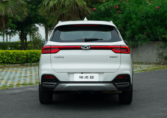 車標這事，設計太LOW了確實得換，你說紅旗汽車，換個新標能月銷五千輛嗎？