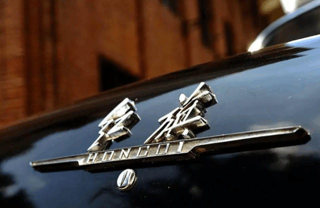 車標這事，設計太LOW了確實得換，你說紅旗汽車，換個新標能月銷五千輛嗎？