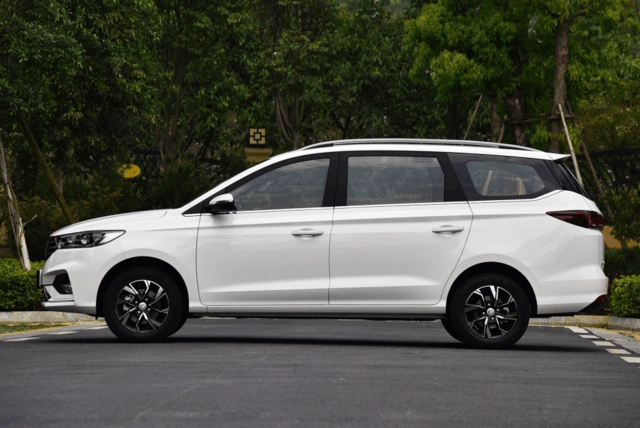 車標這事，設計太LOW了確實得換，你說紅旗汽車，換個新標能月銷五千輛嗎？