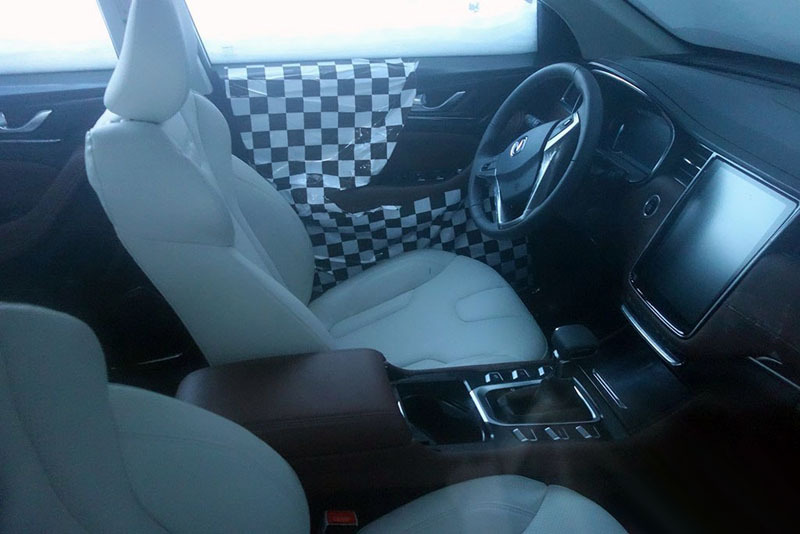 長(zhǎng)安換國(guó)產(chǎn)較美車標(biāo)，新車外觀霸氣不輸奧迪，看到內(nèi)飾哈弗都怕了