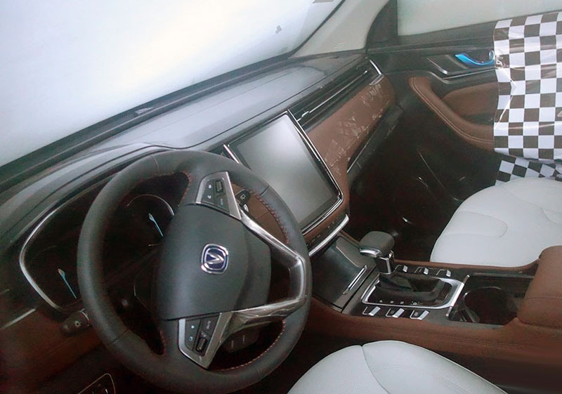 長(zhǎng)安換國(guó)產(chǎn)較美車標(biāo)，新車外觀霸氣不輸奧迪，看到內(nèi)飾哈弗都怕了