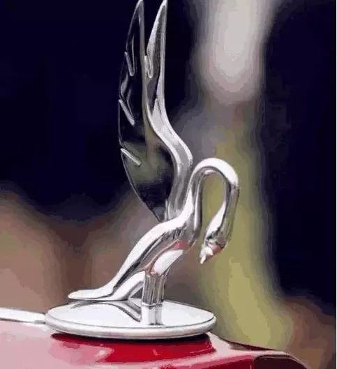 精美度不輸勞斯萊斯 這些車標曾經顯赫一時