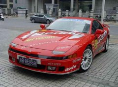 車牌4個8, 車標(biāo)是匹馬, 但車子