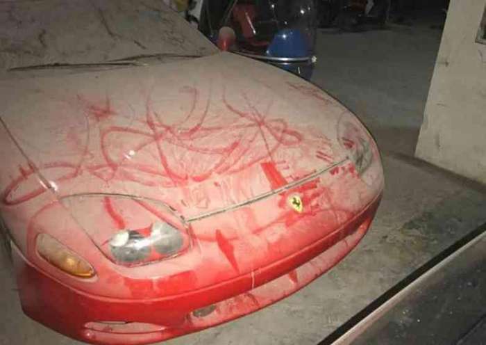 車牌4個(gè)8, 車標(biāo)是匹馬, 但車子卻不是法拉利