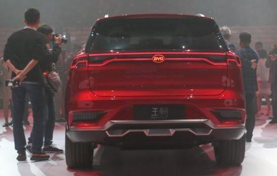 比亞迪的車標有了新亮點，連奔馳奧迪都坐不住了