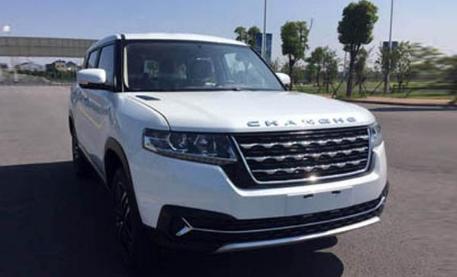 國產(chǎn)又出神車，車標仿長安，外觀仿路虎，名字居然仿奧迪！厲害了