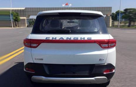 國產(chǎn)又出神車，車標仿長安，外觀仿路虎，名字居然仿奧迪！厲害了