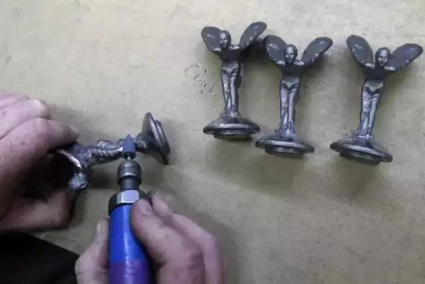 你真以為勞斯萊斯車標(biāo)是水晶做的？看完后我震驚了