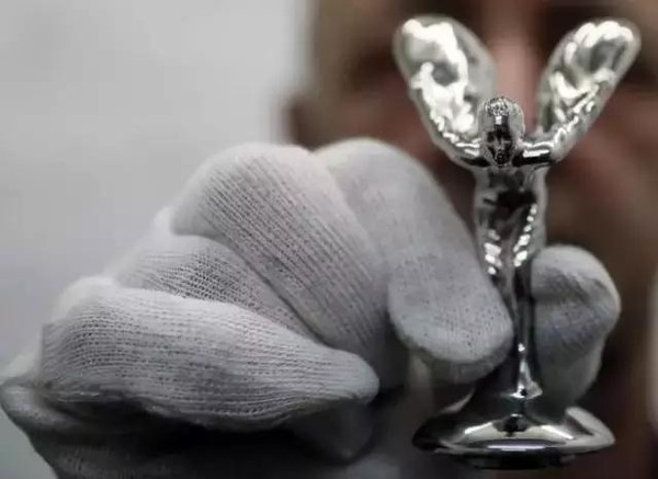 你真以為勞斯萊斯車標(biāo)是水晶做的？看完后我震驚了