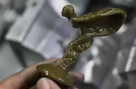 你真以為勞斯萊斯車標(biāo)是水晶做的？看完后我震驚了