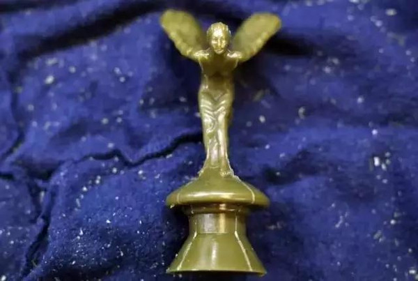 你真以為勞斯萊斯車標(biāo)是水晶做的？看完后我震驚了