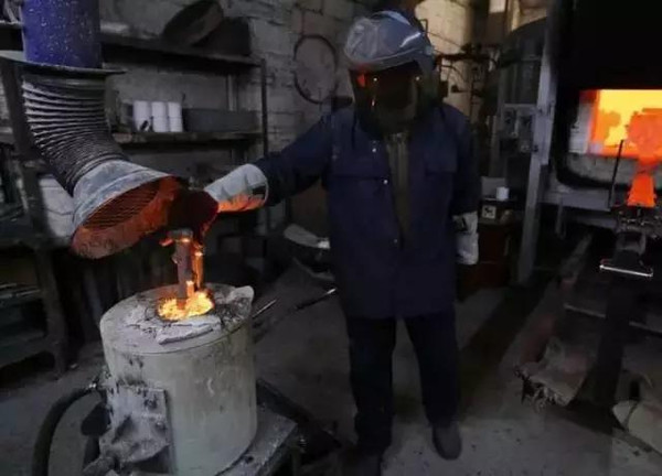 你真以為勞斯萊斯車標(biāo)是水晶做的？看完后我震驚了