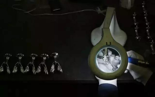 你真以為勞斯萊斯車標(biāo)是水晶做的？看完后我震驚了