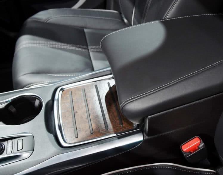 被車標毀了的豪車，純進口，配3.0＋V6，65萬，卻沒人要