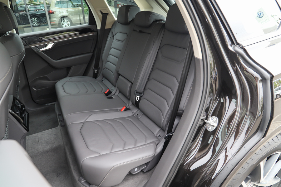 被“車標”耽誤的豪華SUV，連密封條都進口，一口氣降12萬賣不動