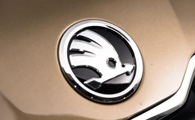 撕開斯柯達發動機車標，下面居然還有個大眾標？