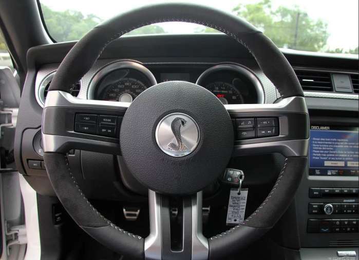 車標是條眼鏡蛇，和五菱一樣的換擋操作，118.8萬，保時捷見了也不敢惹