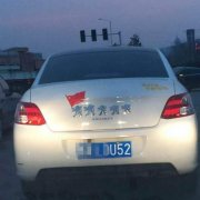 車標玩出新高度，標致女司機