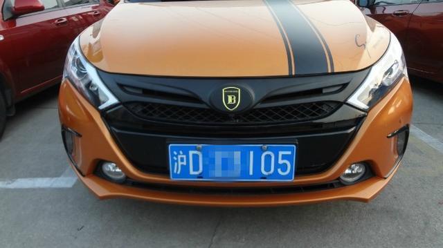 車標玩出新高度，標致女司機車標改的太惹火，交警都忍不住了！