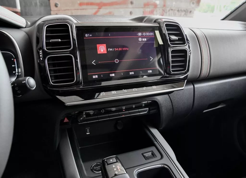 車標毀了一臺車？這幾臺車的內飾不比豪車差