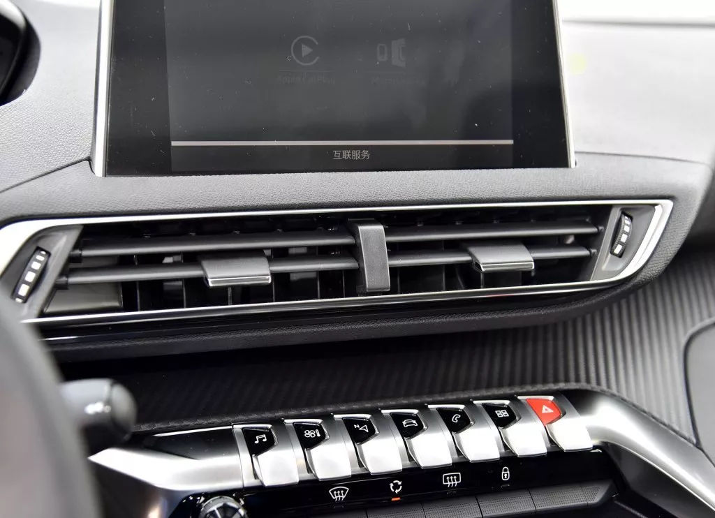 車標毀了一臺車？這幾臺車的內飾不比豪車差