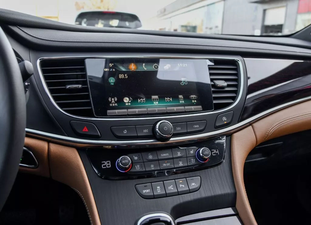 車標毀了一臺車？這幾臺車的內飾不比豪車差