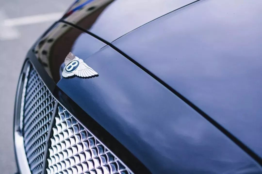 賓利車標其實學問大 黑紅藍綠四種顏色寓意不同