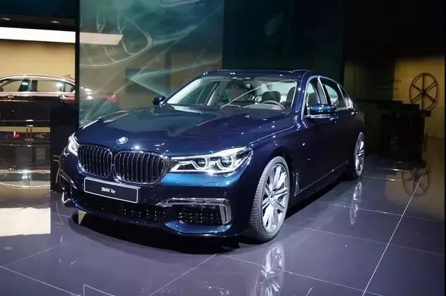 車標代表這一個企業的品牌象征，寶馬卻把藍天白云車標換了！