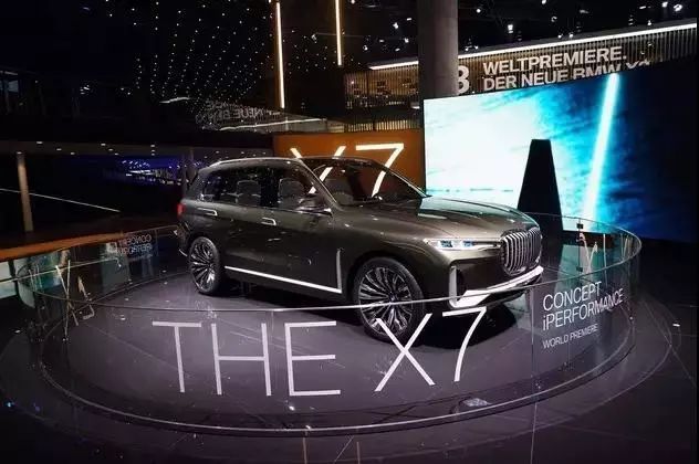 車標代表這一個企業的品牌象征，寶馬卻把藍天白云車標換了！