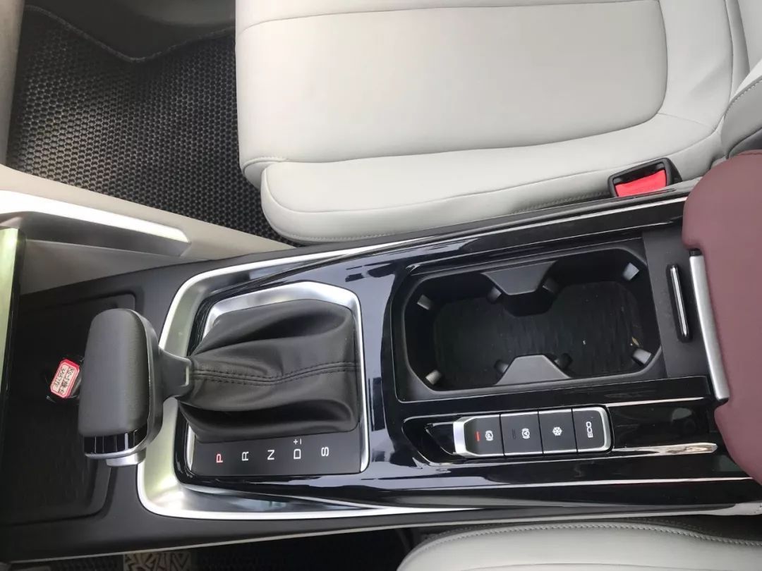 蓋上車標(biāo)，你能猜到他是誰嗎？