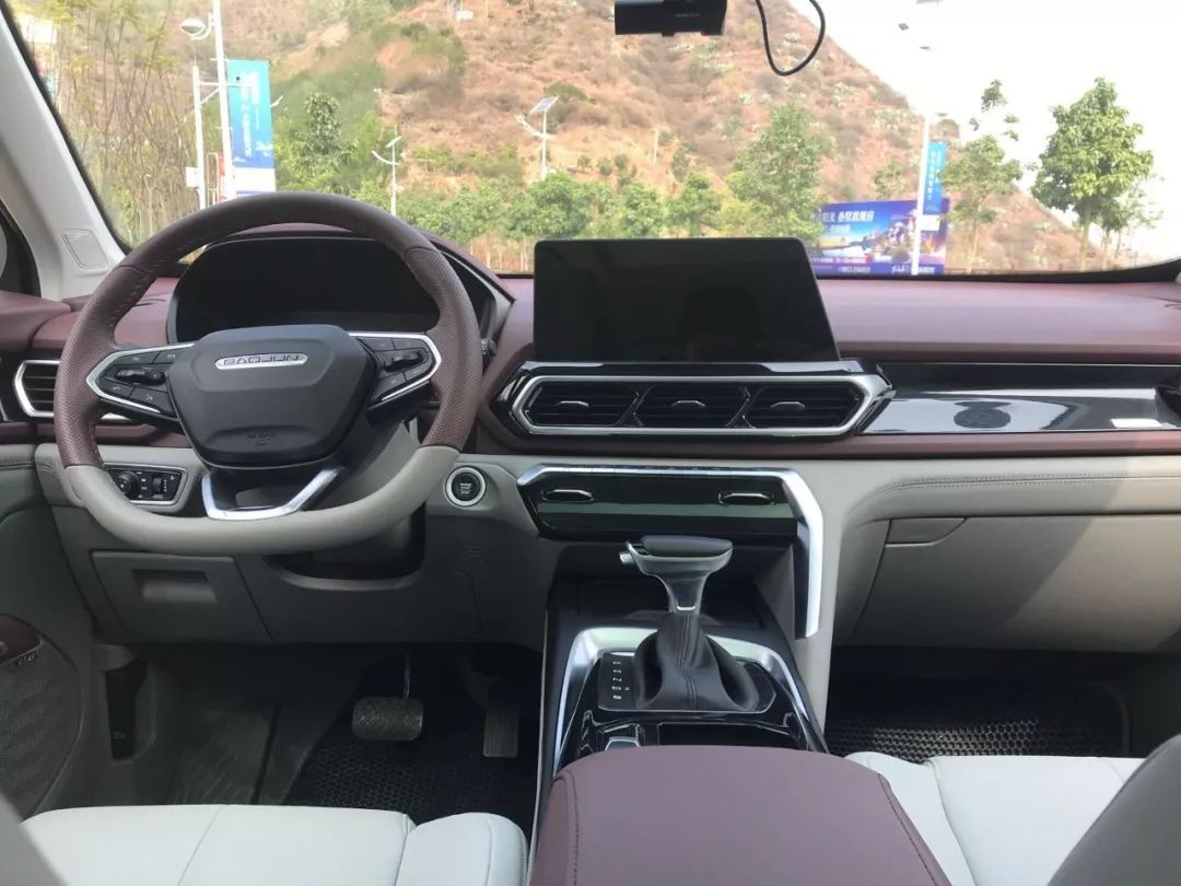 蓋上車標(biāo)，你能猜到他是誰嗎？