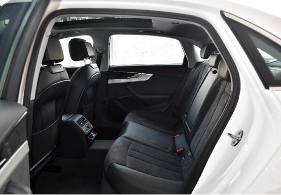 看了車標就想買，這車直降1.2萬僅27.8萬，比奔馳C級還漂亮