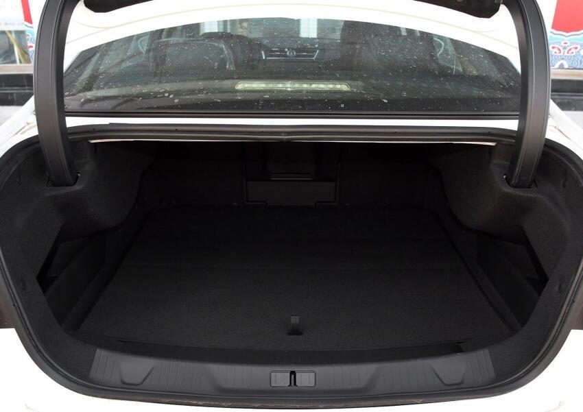 被車標害慘的豪車，檔次不輸帕薩特，一路跌至不足15萬，就沒人買