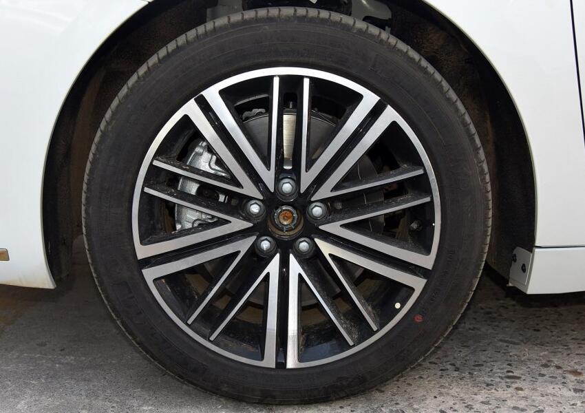 被車標害慘的豪車，檔次不輸帕薩特，一路跌至不足15萬，就沒人買