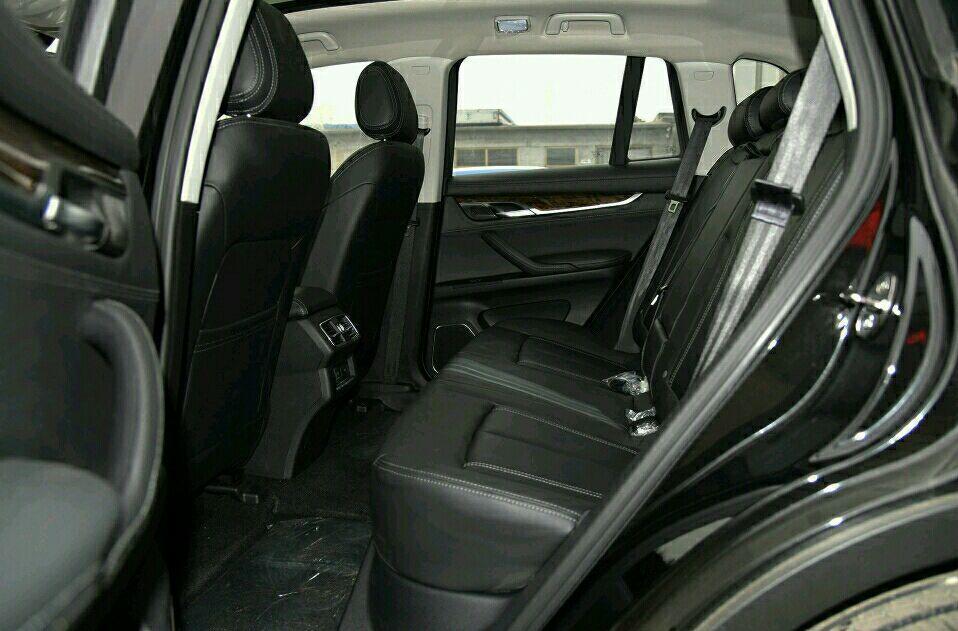 車標也是馬，乍一看以為法拉利，這臺SUV售價7萬多有意思