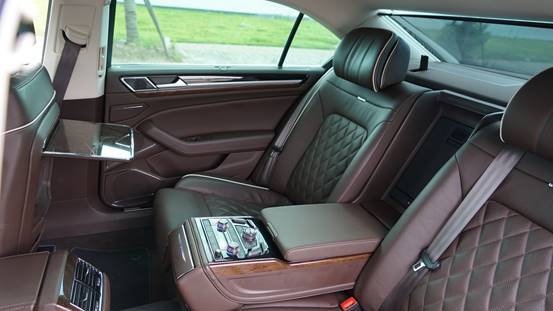 車(chē)標(biāo)下的字母，第二輛擁有大眾圖騰的豪車(chē)——輝昂