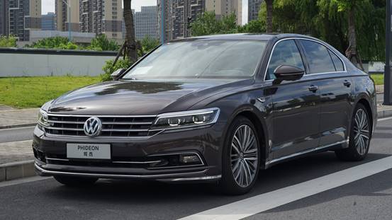 車(chē)標(biāo)下的字母，第二輛擁有大眾圖騰的豪車(chē)——輝昂