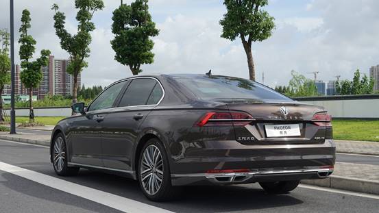 車(chē)標(biāo)下的字母，第二輛擁有大眾圖騰的豪車(chē)——輝昂