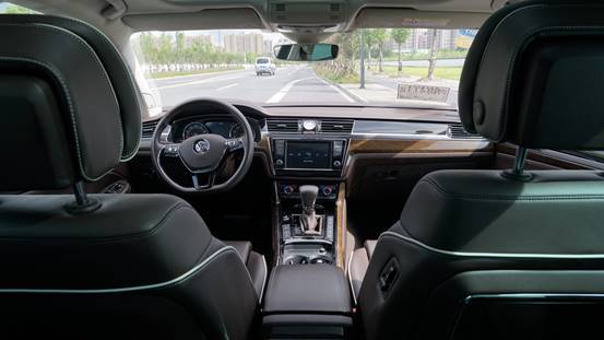 車(chē)標(biāo)下的字母，第二輛擁有大眾圖騰的豪車(chē)——輝昂