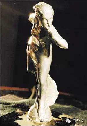 勞斯萊斯車標背后，竟有一段凄美的愛情。