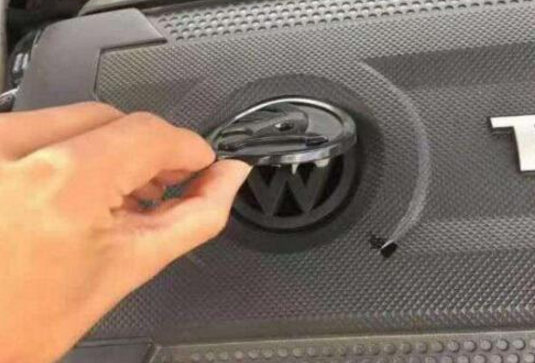 斯柯達車標下還貼著個大眾標，車主：你在逗我？