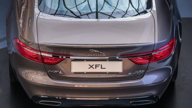 這2款車前后車標都不一樣 為什么行駛在路上交警都不查