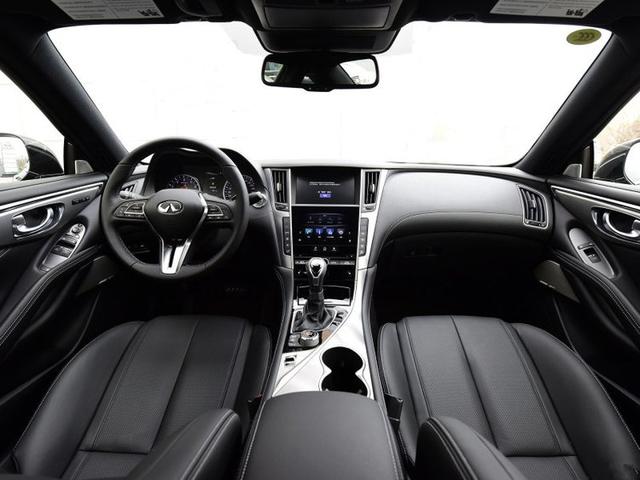 車標像奇瑞，雙門設計，售45萬，用的是奔馳發動機