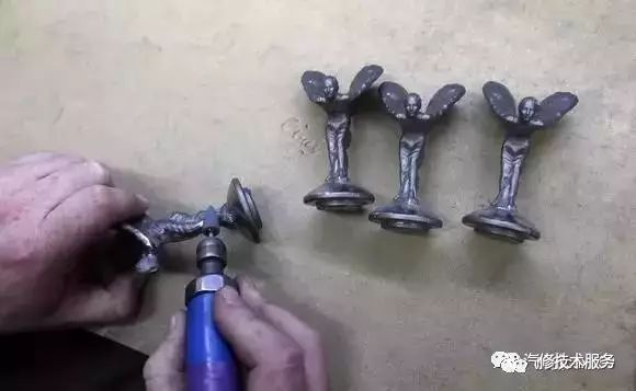 瘋了吧！一個車標竟然要20多萬！！