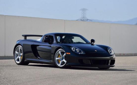 四個帶馬的車標，較后一款略顯掉檔次