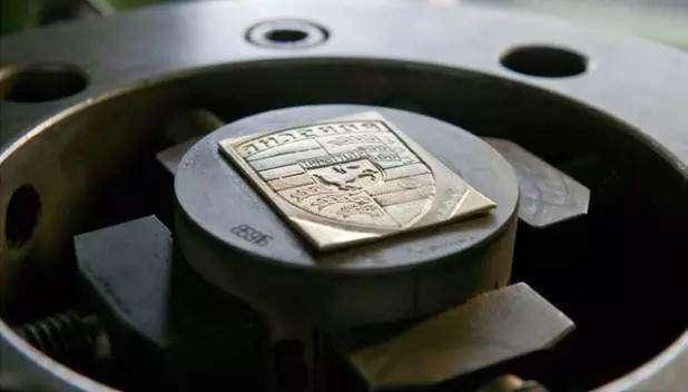 保時捷的車標原來是這么做的，難怪這么霸氣！