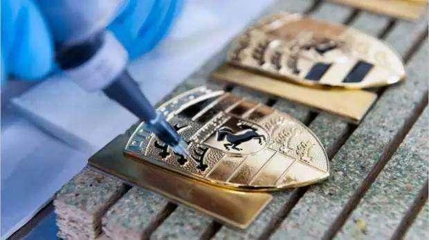 保時捷的車標原來是這么做的，難怪這么霸氣！