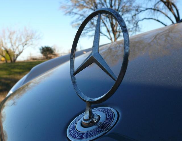 別嘲笑國產車logo！豐田、奧迪、奔馳過去logo更丑，也是不斷改進